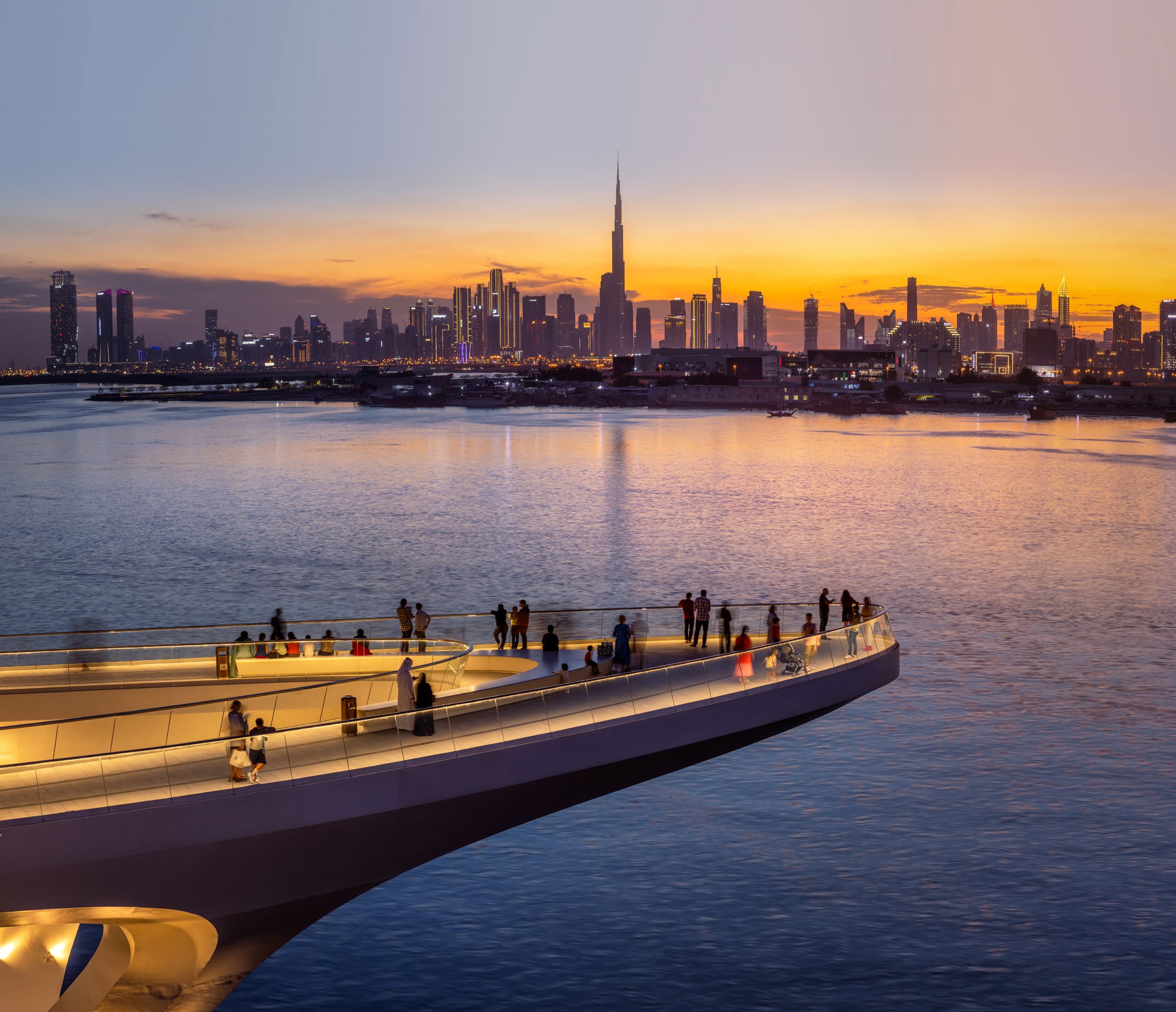 Paseo frente al agua en Dubai Creek Harbour con Downtown Dubai de fondo