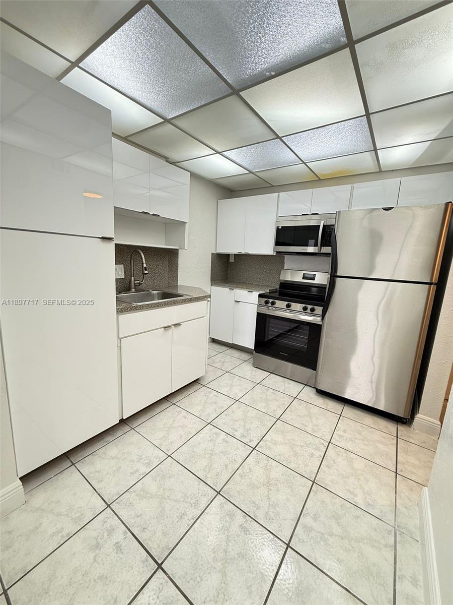 13499 Biscayne Blvd # 811 — interior/exterior