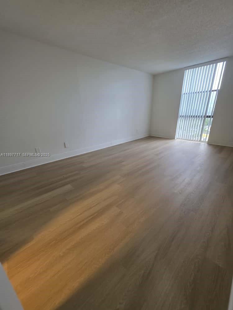13499 Biscayne Blvd # 811 — interior/exterior