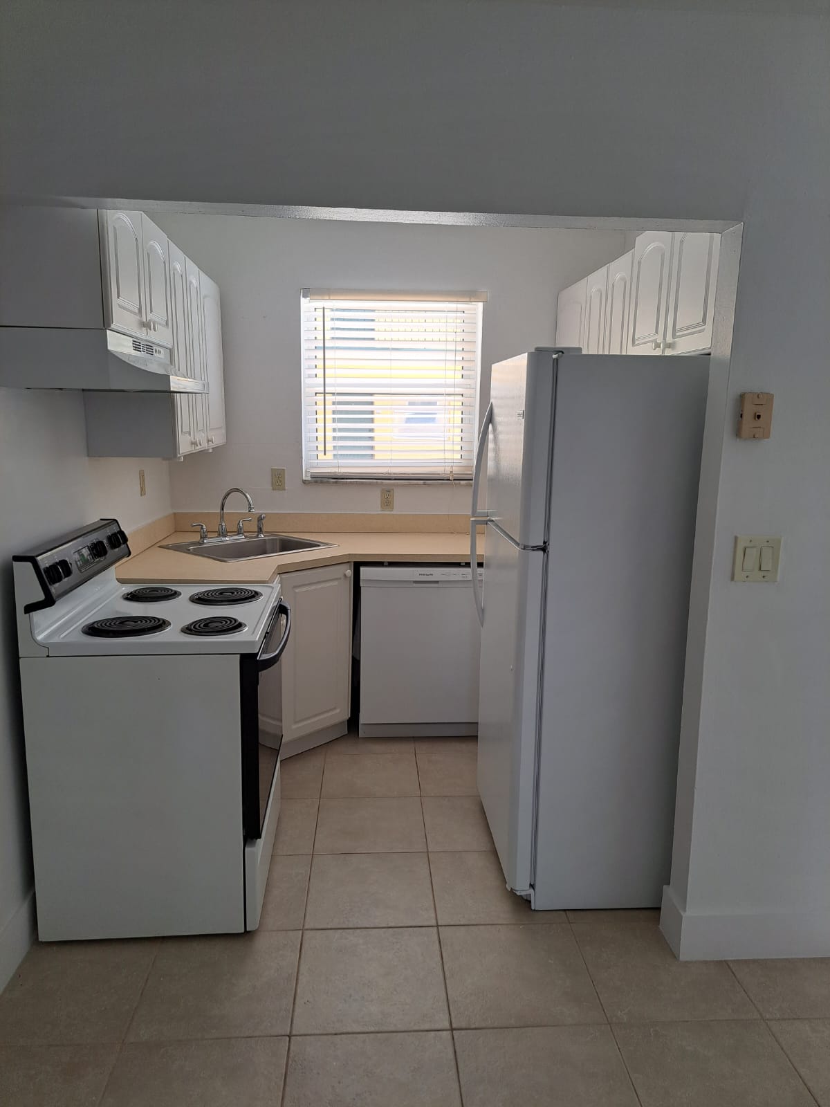 1975 NE 135th St # 2D — interior/exterior