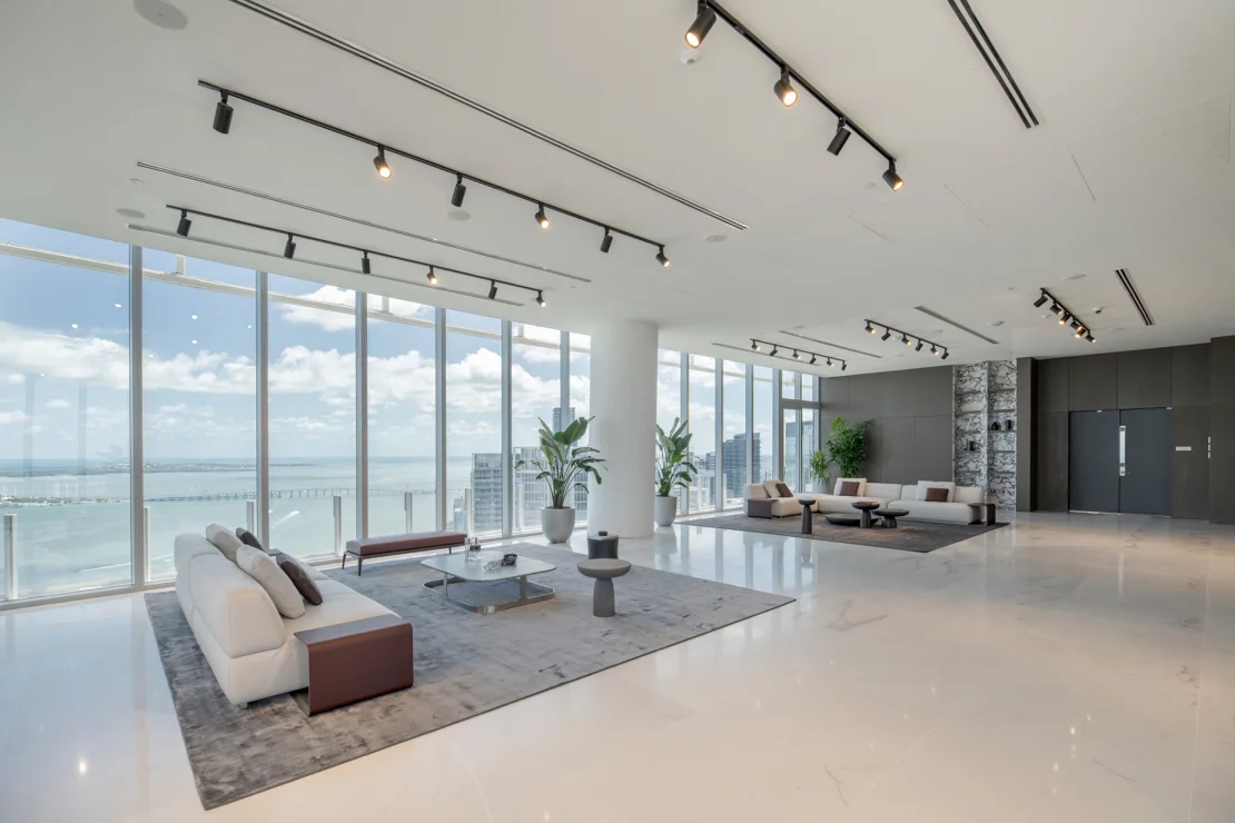 Aston Martin Residences — salón del edificio