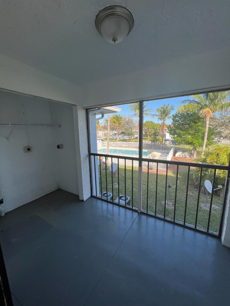 617 Ixoria Ave # 18 — interior/exterior