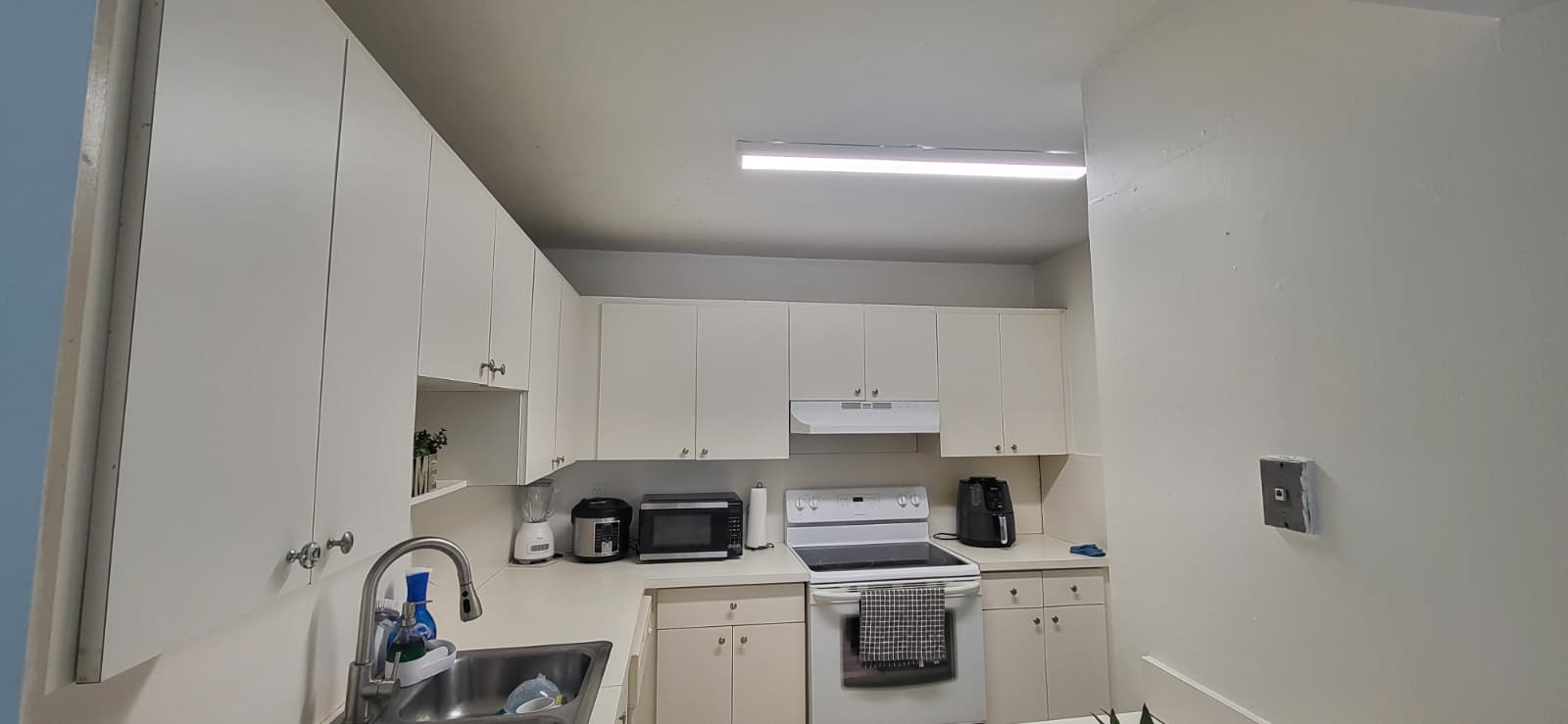 6950 Miami Gardens Dr # 2-411 — interior/exterior