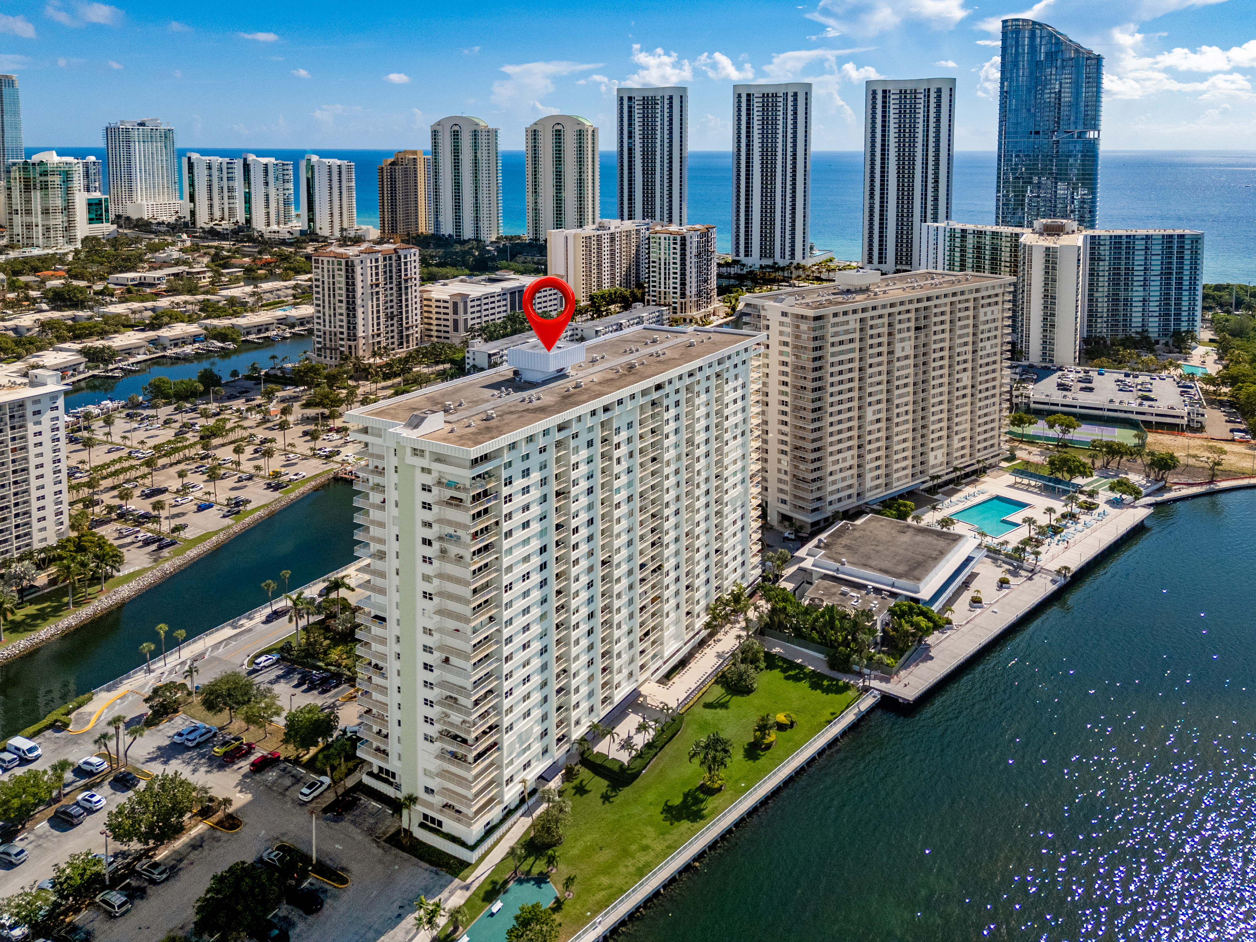 Condo en Arlen House West - 500 Bayview Dr # 825