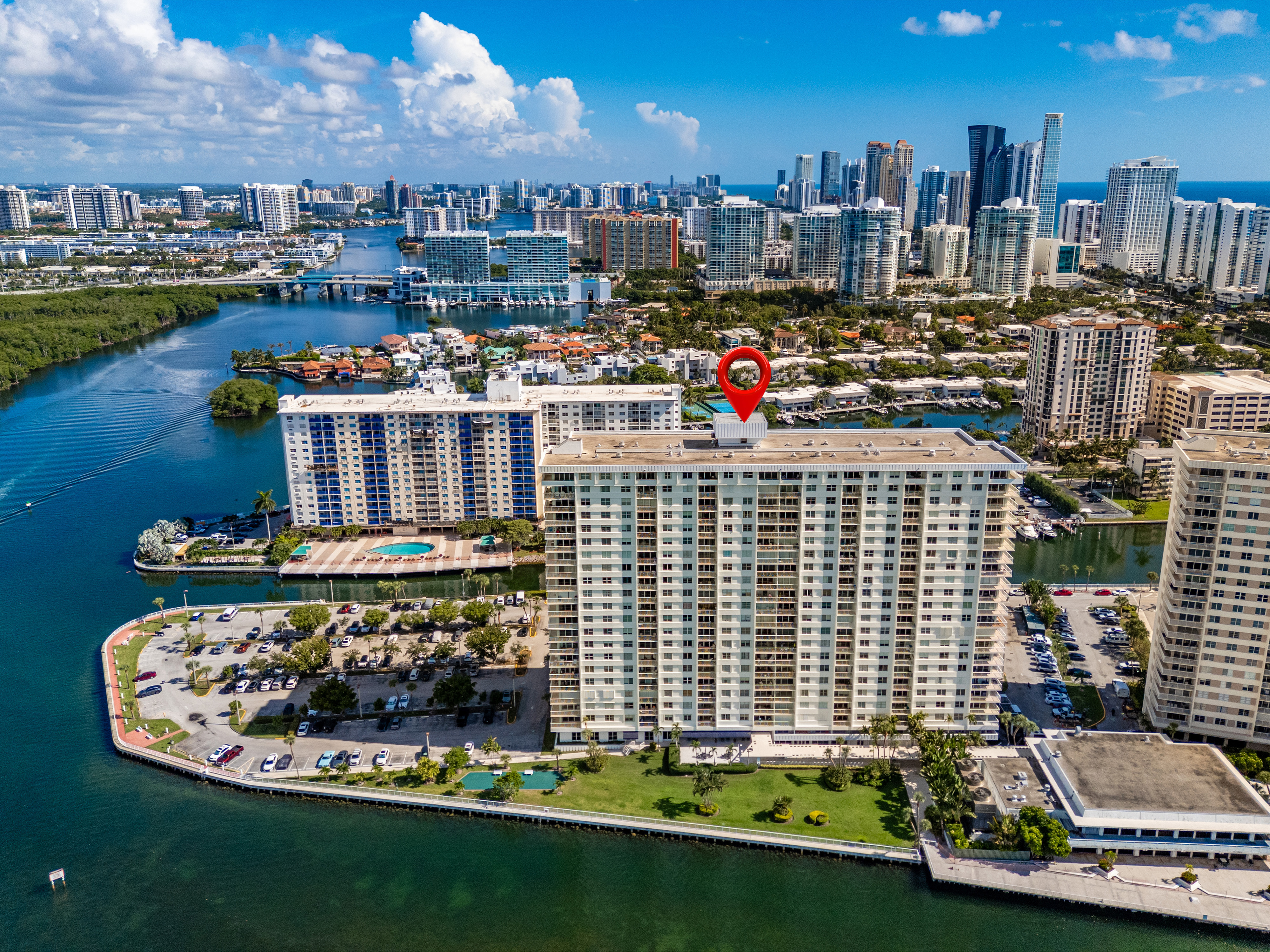 Condo en Arlen House West - 500 Bayview Dr # 825