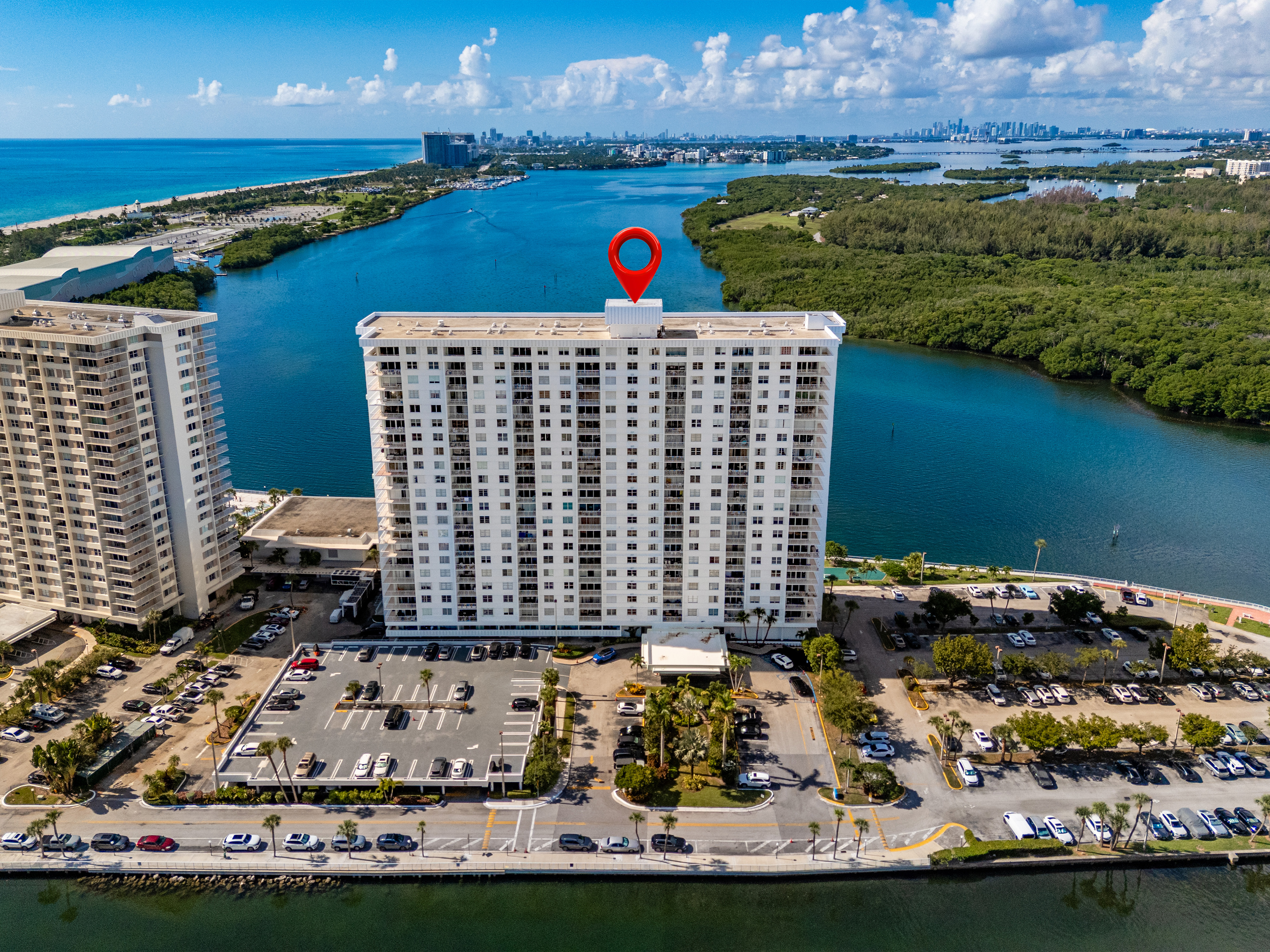 Condo en Arlen House West - 500 Bayview Dr # 825