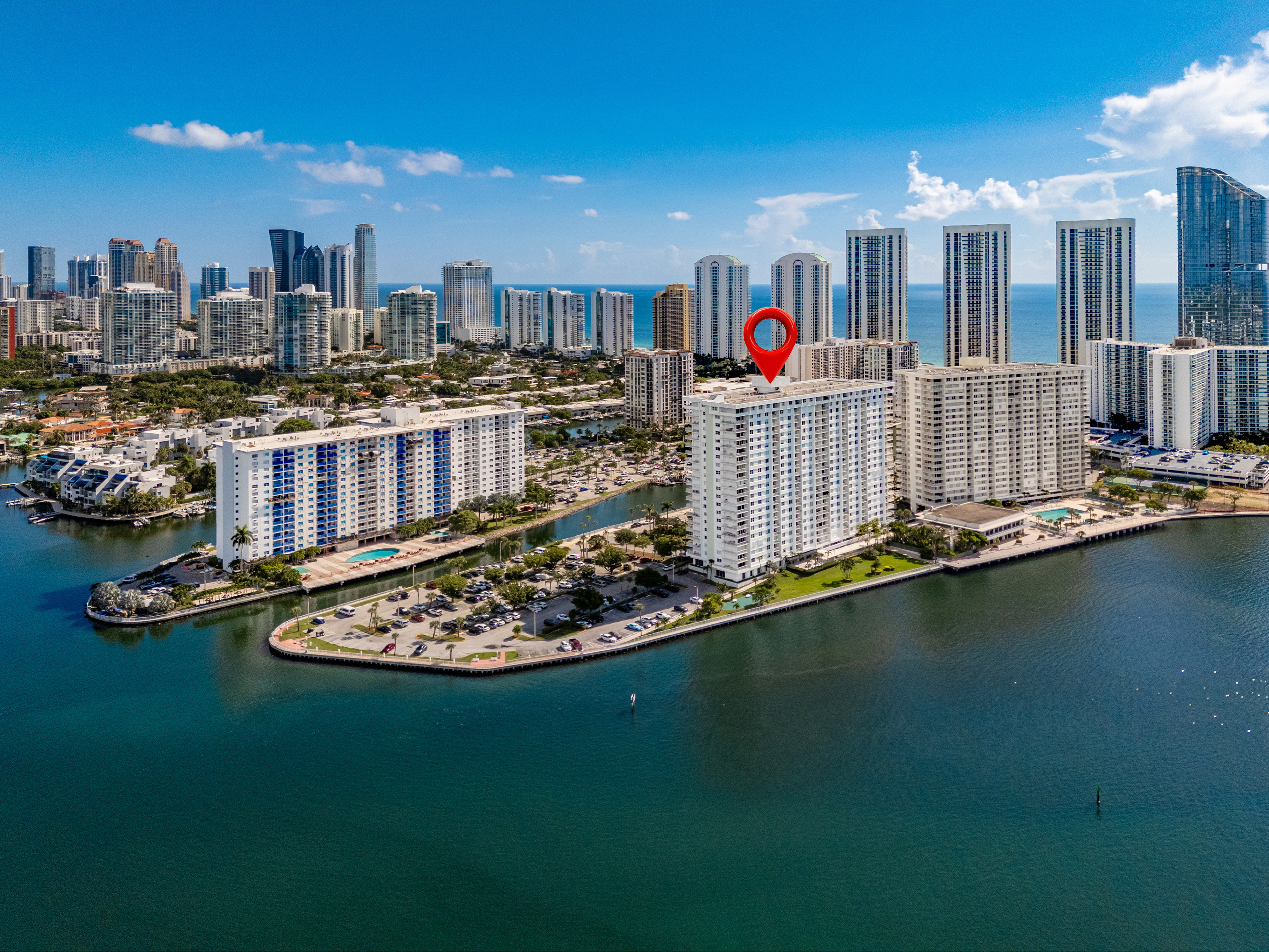 Condo en Arlen House West - 500 Bayview Dr # 825