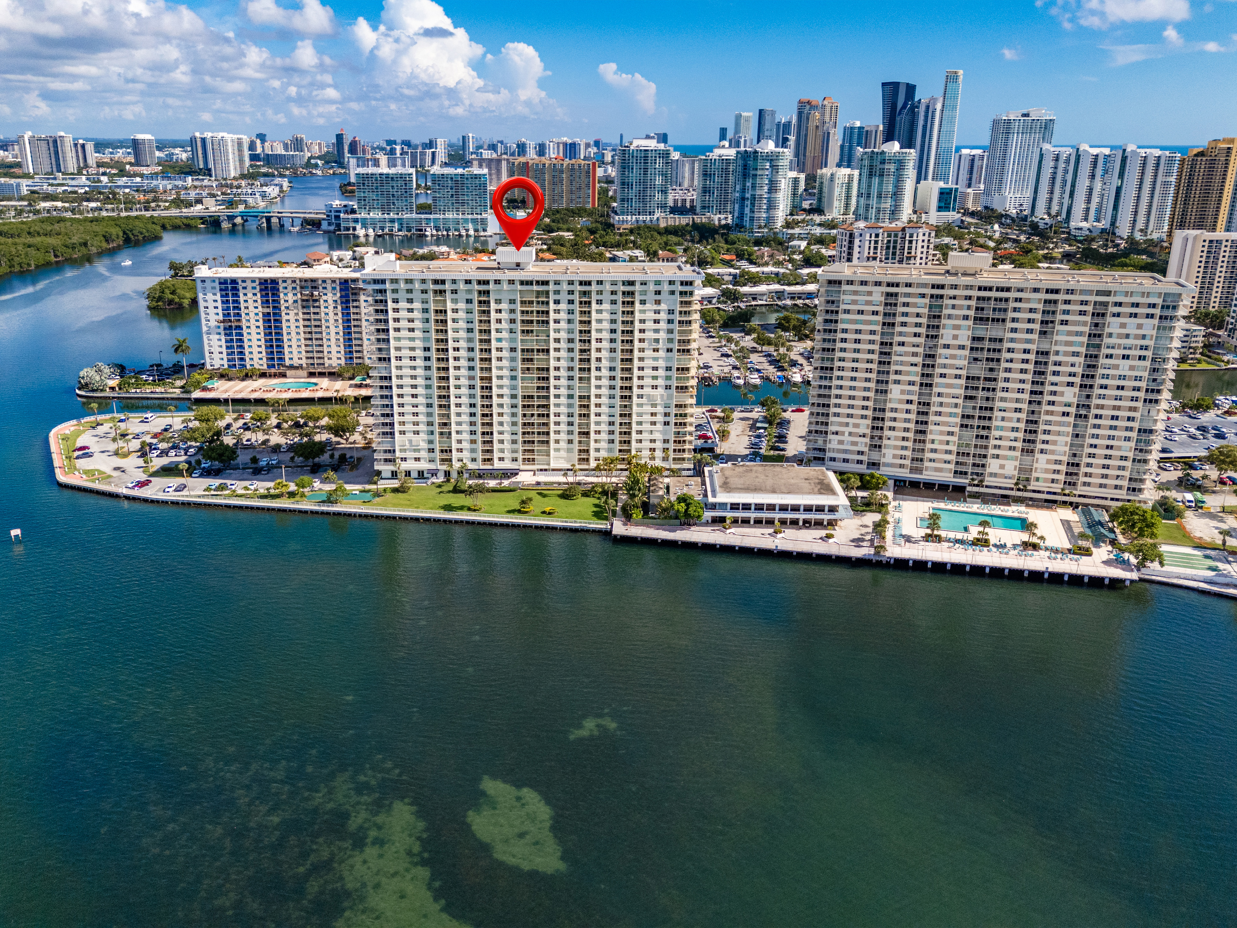 Condo en Arlen House West - 500 Bayview Dr # 825