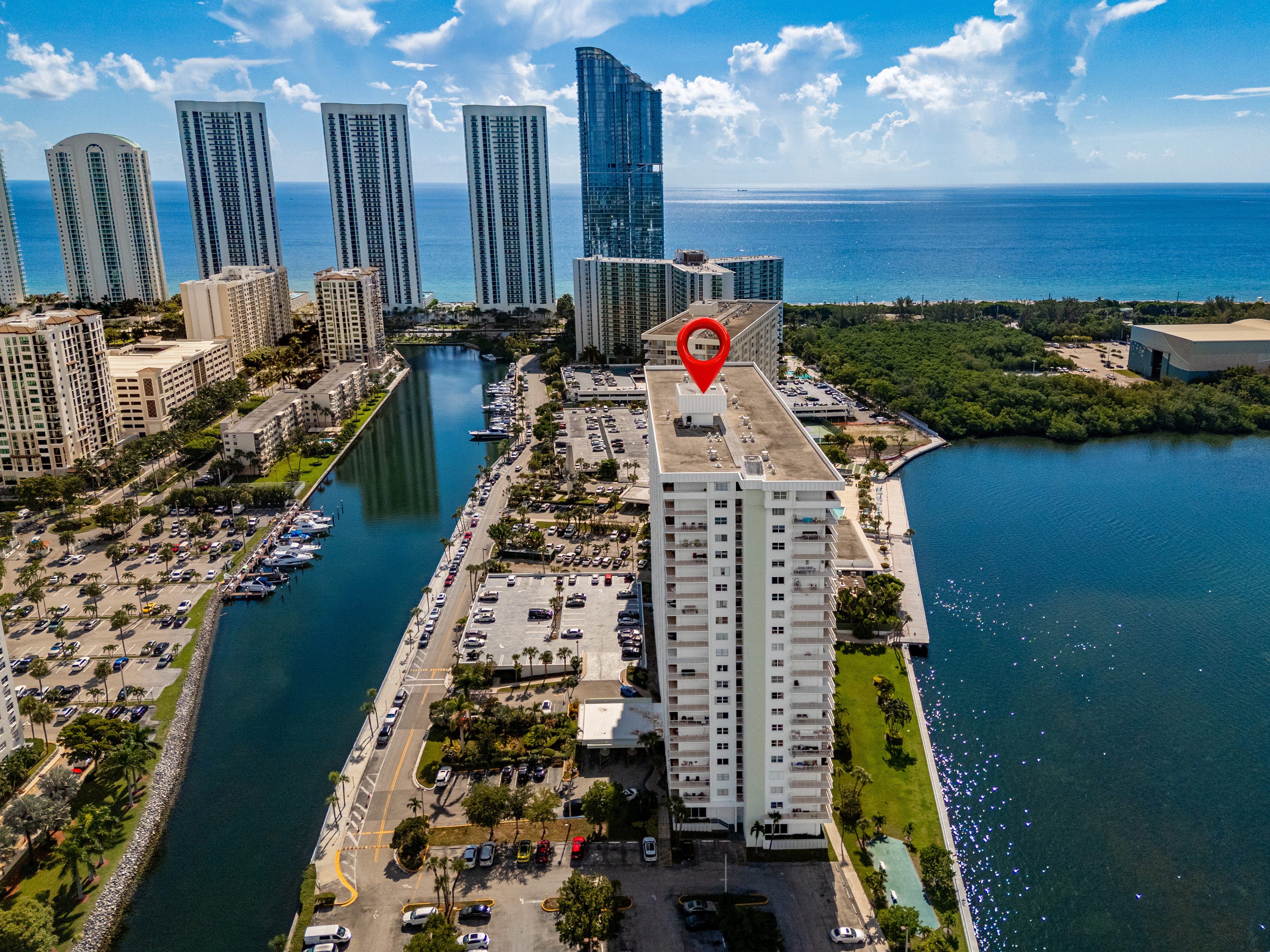 Condo en Arlen House West - 500 Bayview Dr # 825