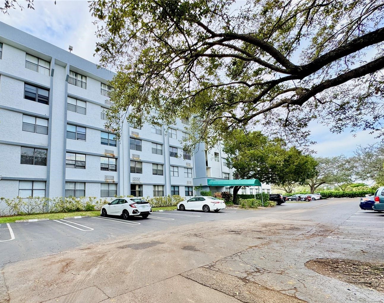 Renovated 1BR/1BA Condo with Pool View - Coral Springs Tower Club