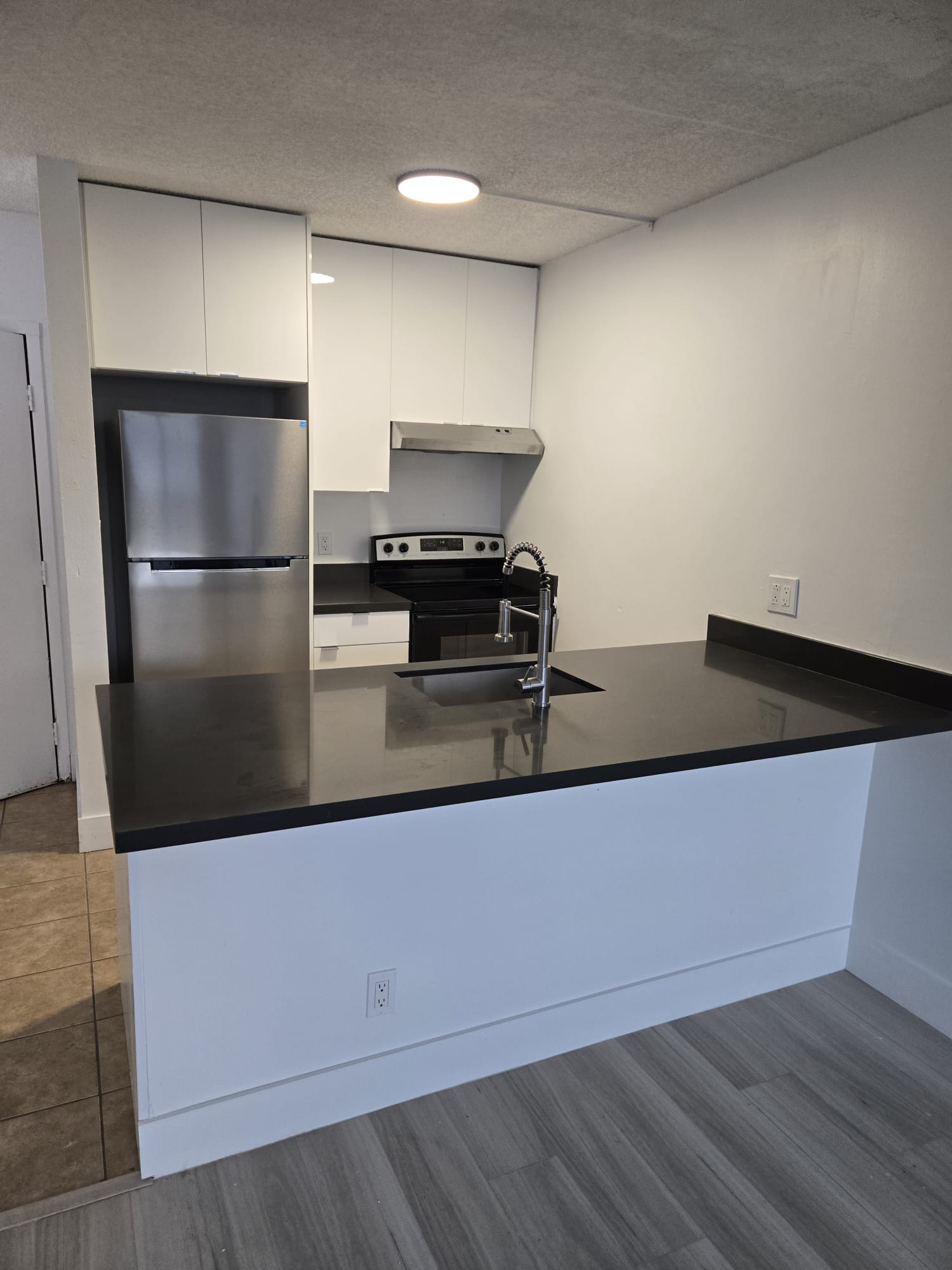 Renovated 1BR/1BA Condo with Pool View - Coral Springs Tower Club