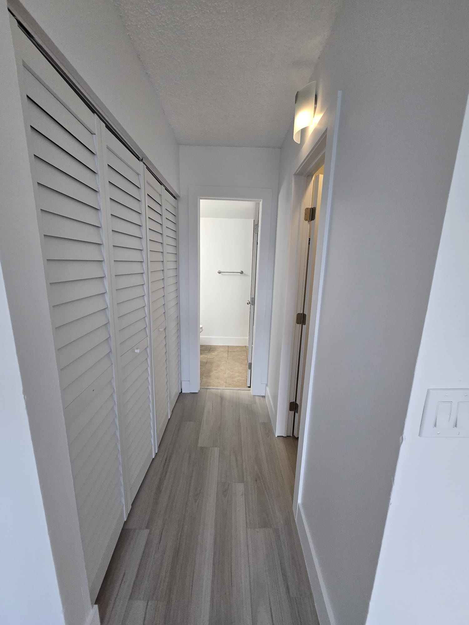 Renovated 1BR/1BA Condo with Pool View - Coral Springs Tower Club