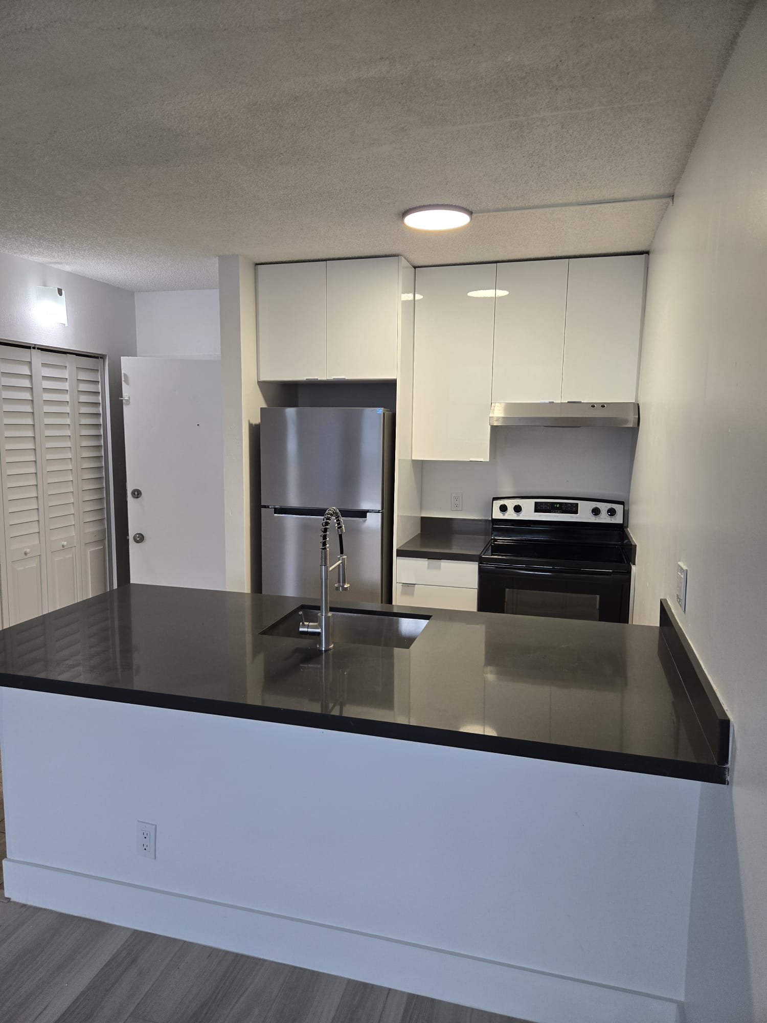 Renovated 1BR/1BA Condo with Pool View - Coral Springs Tower Club