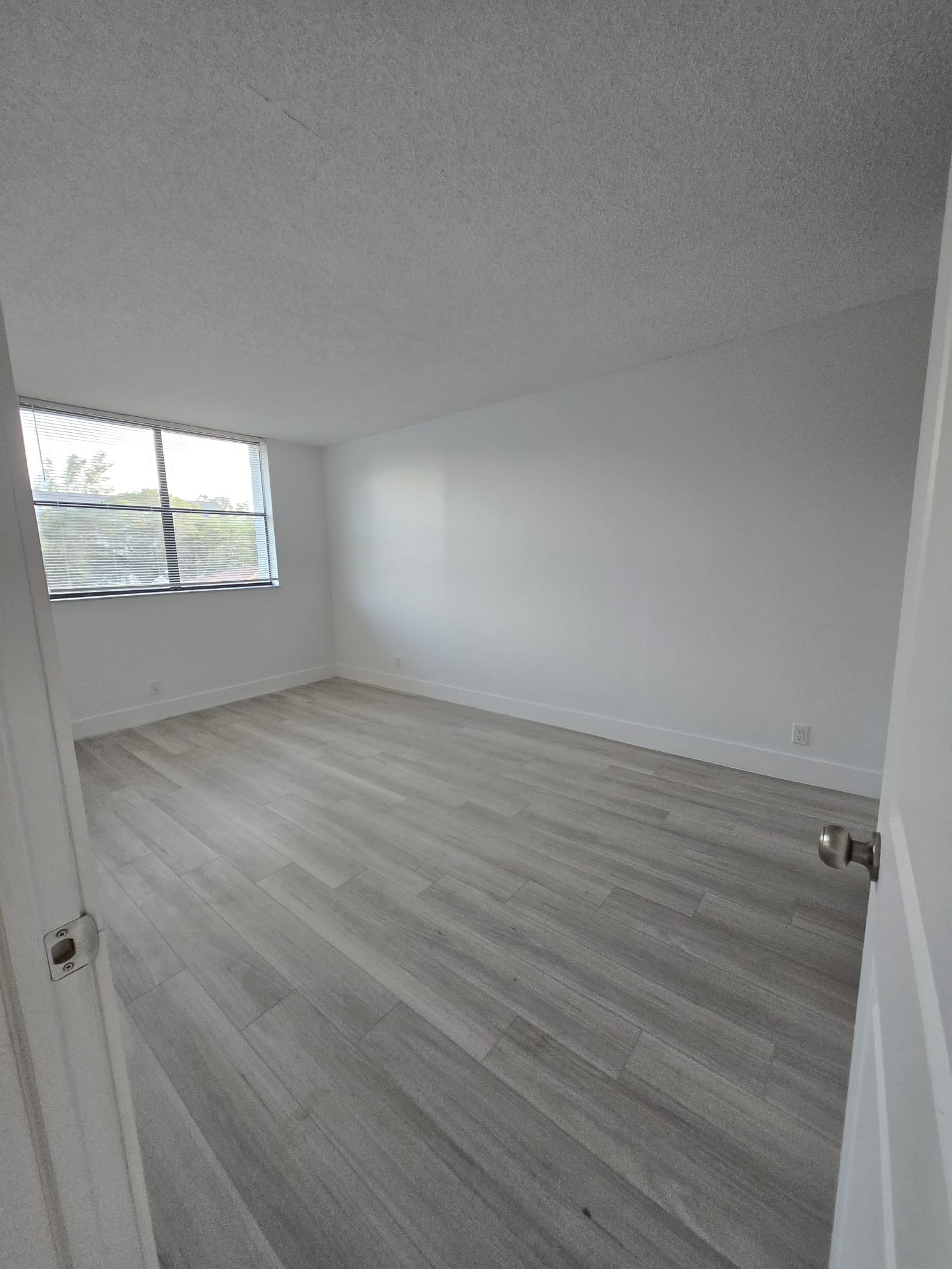 Renovated 1BR/1BA Condo with Pool View - Coral Springs Tower Club