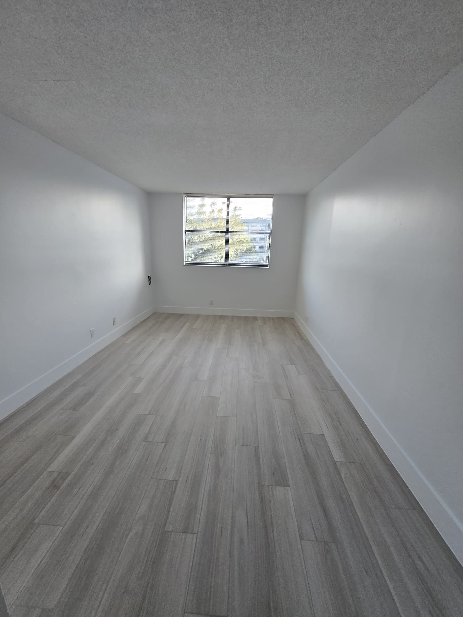 Renovated 1BR/1BA Condo with Pool View - Coral Springs Tower Club
