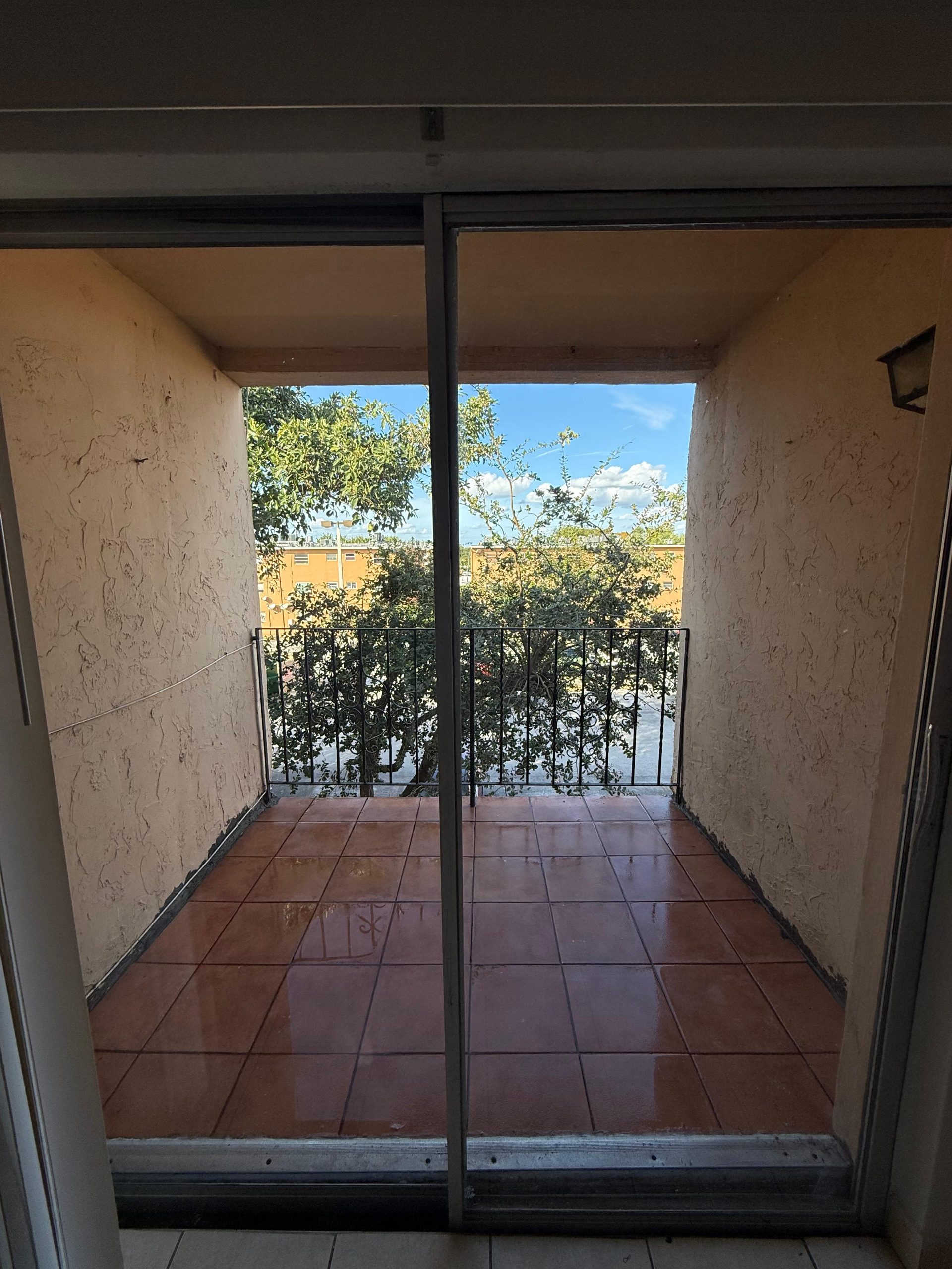 VILLA CATALINA 1305 W 53rd St # 406 — interior/exterior