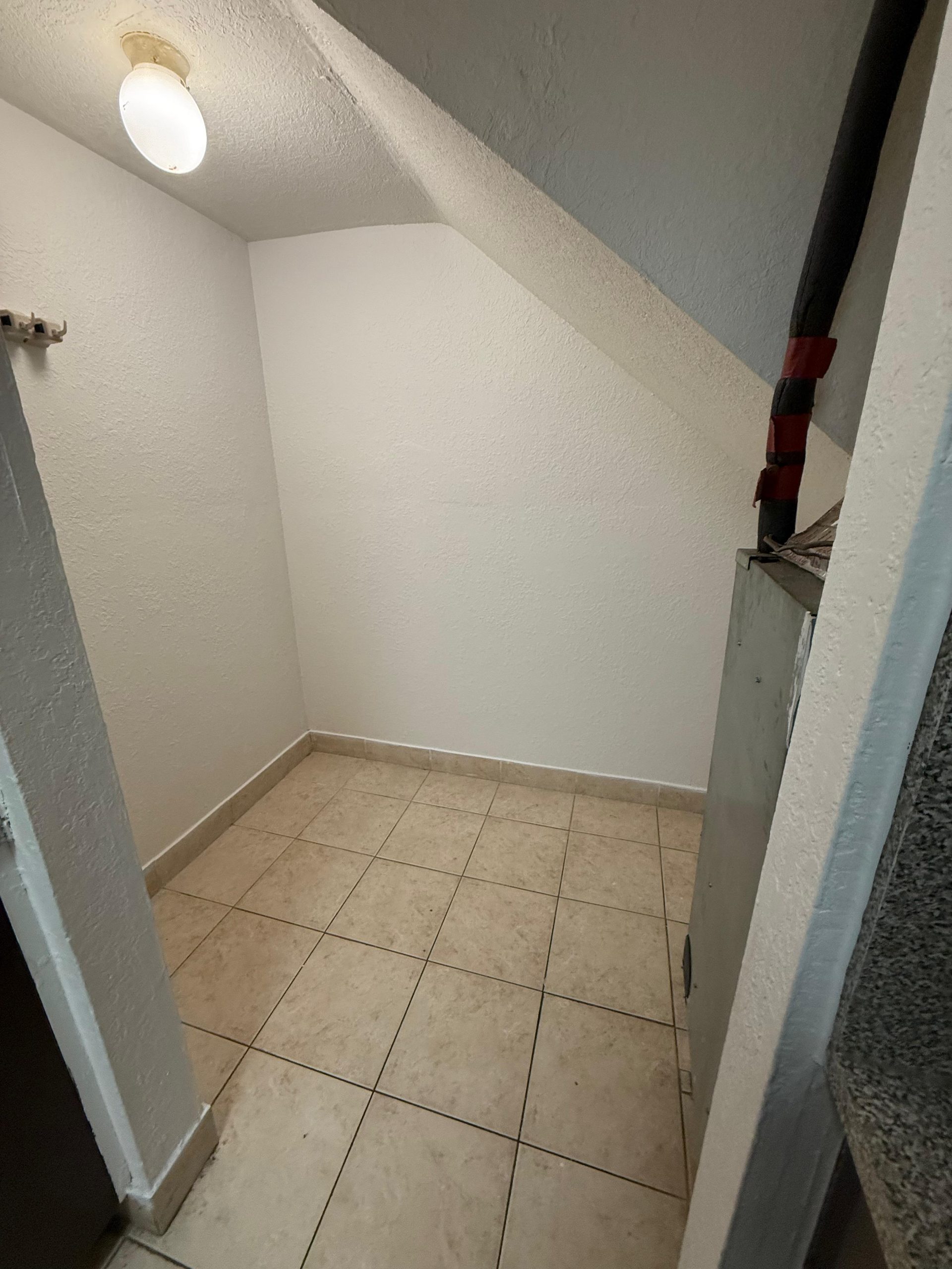 VILLA CATALINA 1305 W 53rd St # 406 — interior/exterior